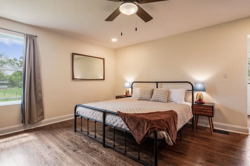 The Dark Horse Inn -Churchill Downs, Bourbon Trail, Pet friendly