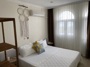 مكتب وسرير سفر وواي فاي مجانًا وملاءات أسرّة