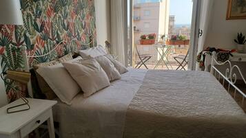 2 camere, biancheria da letto ipoallergenica, una scrivania