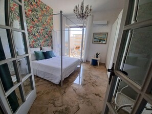 2 bedrooms, hypo-allergenic bedding, desk, iron/ironing board - Family sized trendy flat in the heart of Marsala with balconies and sea view (Marsala)