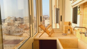 A bathroom with a window, a sink, a mirror, and a towel rack. - Family sized trendy flat in the heart of Marsala with balconies and sea view (Marsala)