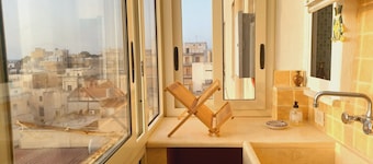 Family sized trendy flat in the heart of Marsala with balconies and sea view