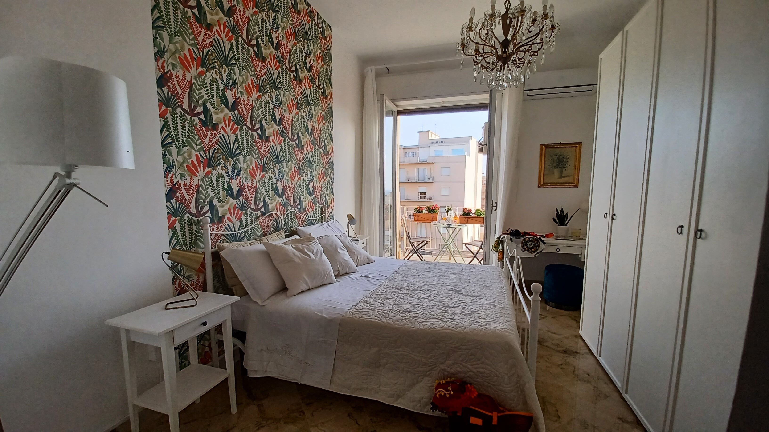 2 Schlafzimmer, Allergikerbettwaren, Schreibtisch, Bügeleisen/Bügelbrett