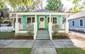 Exterior - Cozy Downtown Cottage - 0.7 mi walk to downtown! (Beaufort)