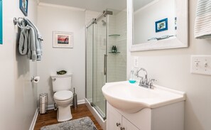 Shower, hair dryer, towels, soap - Cozy Downtown Cottage - 0.7 mi walk to downtown! (Beaufort)