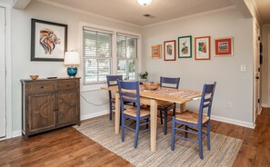 Dining - Cozy Downtown Cottage - 0.7 mi walk to downtown! (Beaufort)