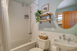 Badewanne, Haartrockner, Handtücher