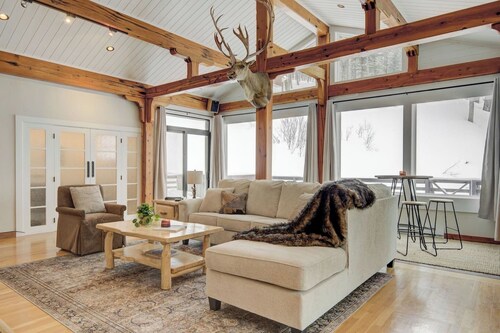 Quinn Peaks Retreat House with a hot tub!