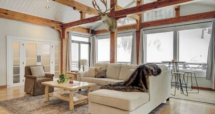 Quinn Peaks Retreat House with a hot tub!