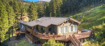 Quinn Peaks Retreat House with a hot tub!