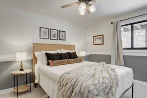 Bureau, fer et planche à repasser, lit parapluie, Wi-Fi