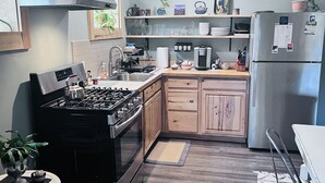 コーヒー / ティーメーカー、冷蔵庫、電子レンジ、オ  ーブン
