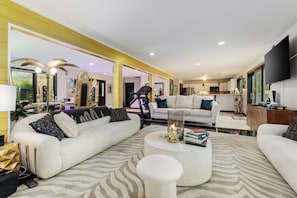 Casa superluxo | Área de estar | Smart TV 65 polegadas com canais digitais, lareira, Netflix