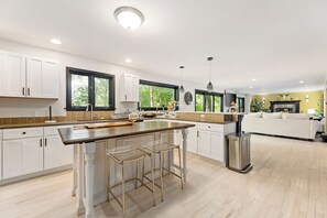 Luxury House | Private kitchen | Full-sized fridge, microwave, oven, stovetop - Peaceful Luxury Unique 3 BDR Home w/ Cinema & More (Traverse City)