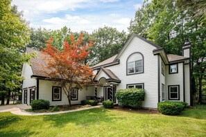 Exterior - Peaceful Luxury Unique 3 BDR Home w/ Cinema & More (Traverse City)