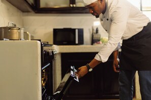 Een koelkast, een magnetron, een oven, een kookplaat