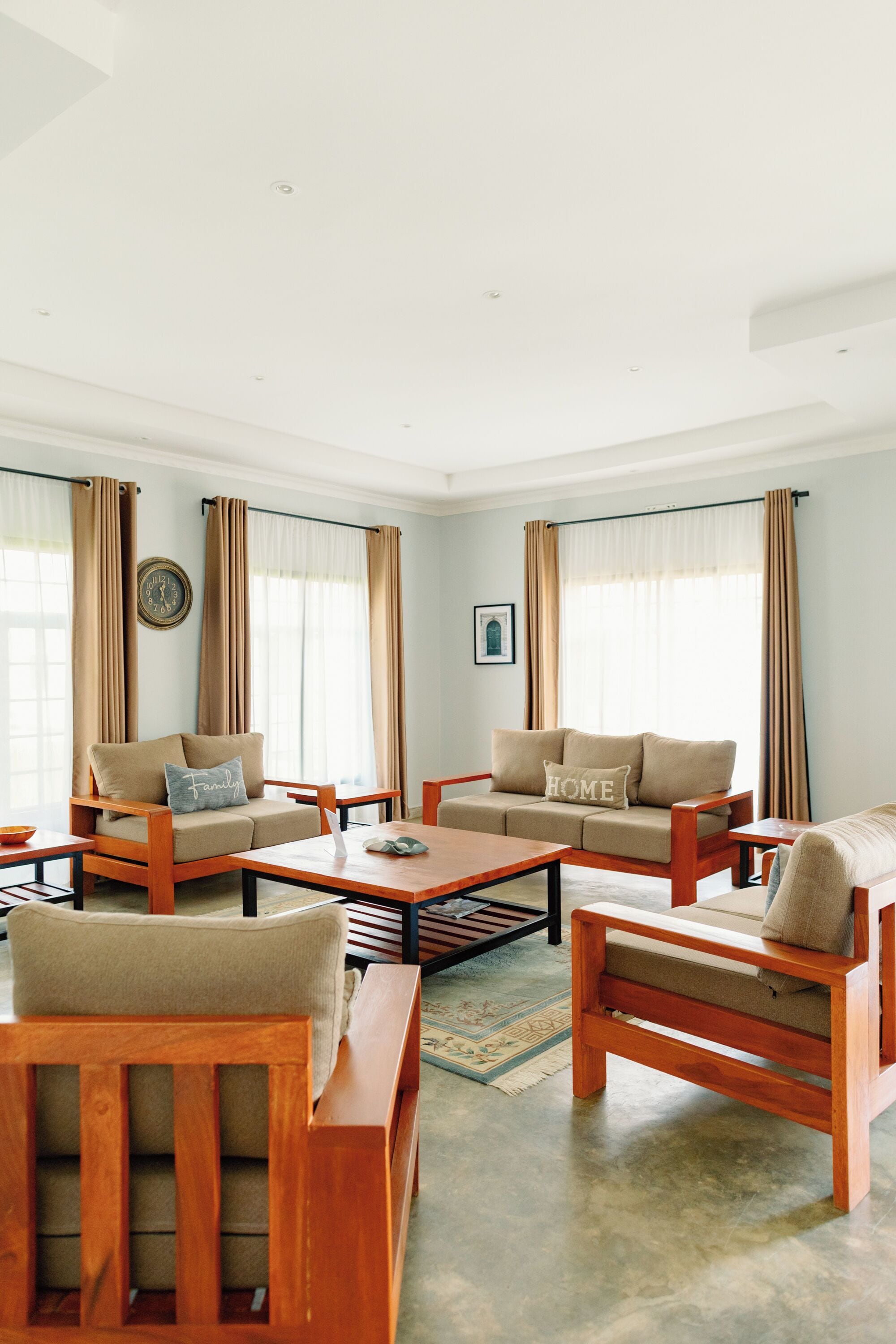 智能电视、书、立体声音响