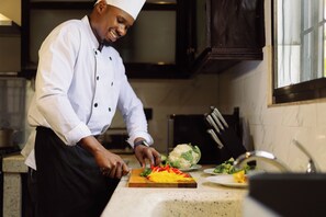 Kylskåp, mikrovågsugn, ugn och spishäll