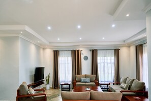 Smart-tv, böcker och en stereo