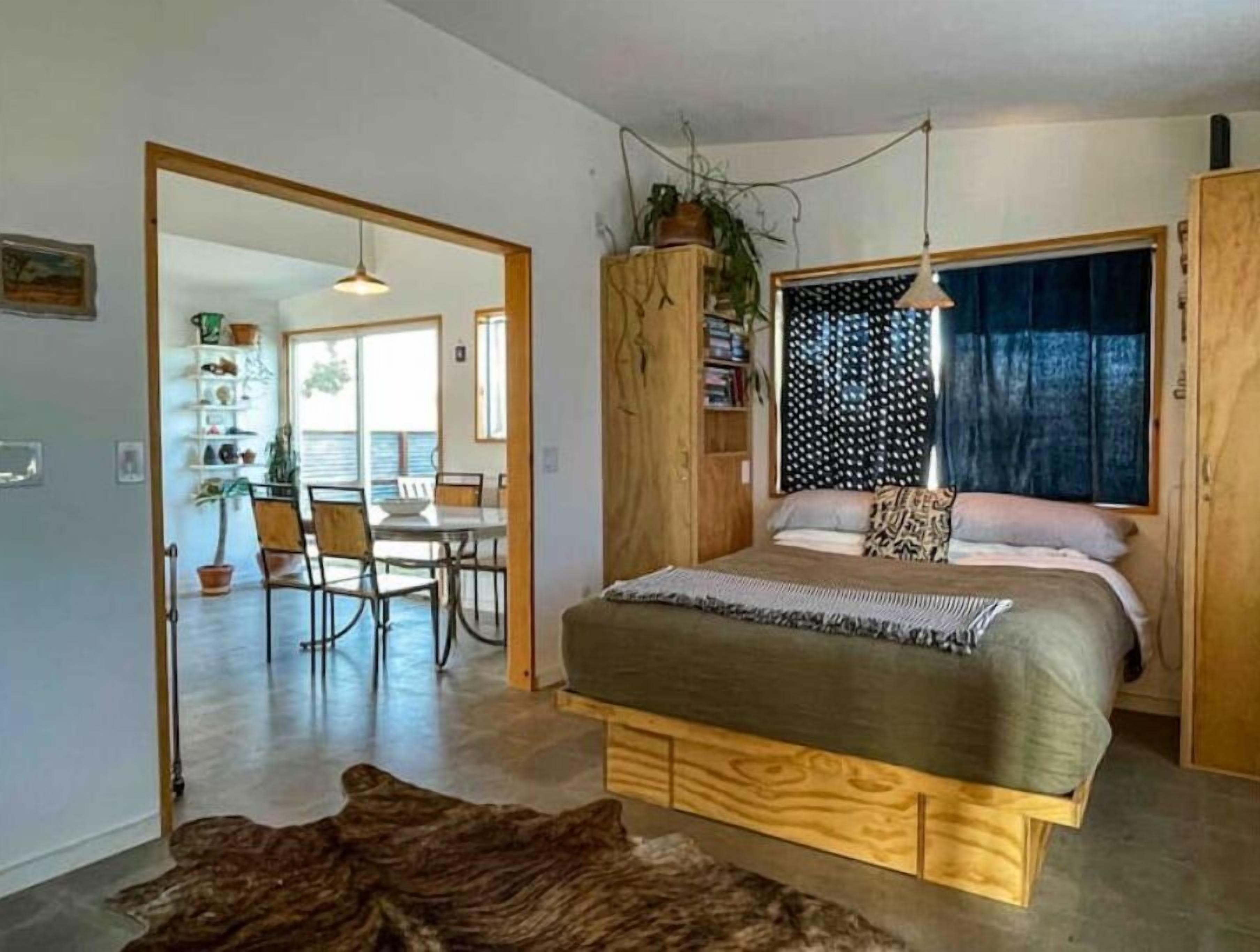 Midcentury House w/ designer bath & fast Wi-Fi