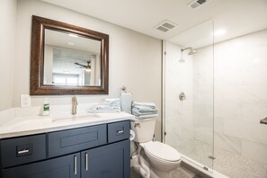 Douche, sèche-cheveux, serviettes fournies, savon