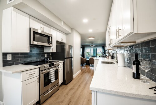 Waterfront Gorgeously Updated Apartment 2 Bed 