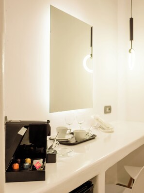 Superior Suite with Sea View and Hot tub | Egyptian cotton sheets, premium bedding, in-room safe, desk - Tatakis Design Hotel, Fira (Santorini)