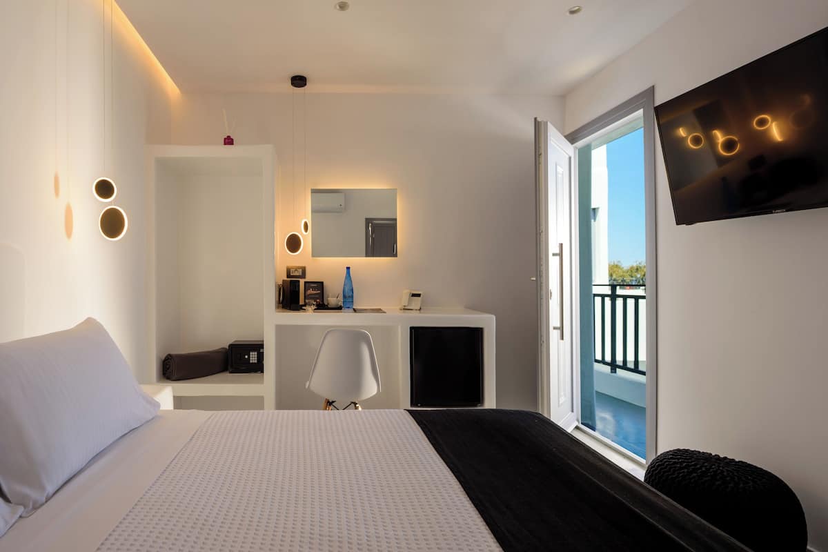 Suite With Sea View And Shared Balcony | Egyptian cotton sheets, premium bedding, in-room safe, desk