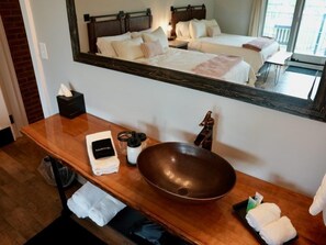 Ducha, artículos de tocador gratuitos, secador de pelo, toallas