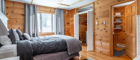 2 bedrooms, desk, iron/ironing board, WiFi