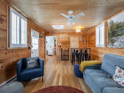 Cozy 2-bedroom Cottage with Access to Bantam Lake
