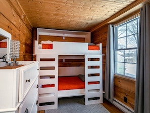 2 bedrooms, desk, iron/ironing board, WiFi - Cozy 2-bedroom Cottage with Access to Bantam Lake (Morris)