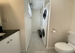 Hair dryer, towels, soap, toilet paper - Cute 2bed room bring lots of energy place to get away !! (Moline)
