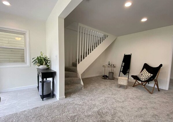 Interior - Cute 2bed room bring lots of energy place to get away !! (Moline)