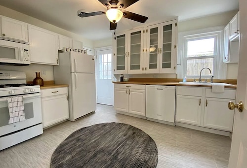 Cute 2bed room bring lots of energy place to get away !!