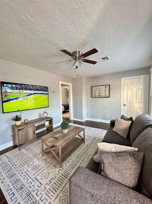 Living area - The House on Oak (Lawton)