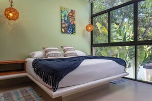 3 soverom, skrivebord, strykejern/-brett og reiseseng for barn