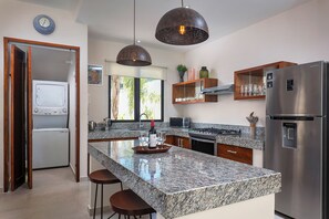 Kjøleskap, mikrobølgeovn, ovn og kokeplater