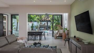 Een smart-tv en videogames