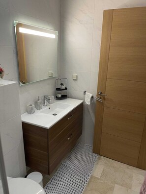 Douche, articles de toilette gratuits, sèche-cheveux