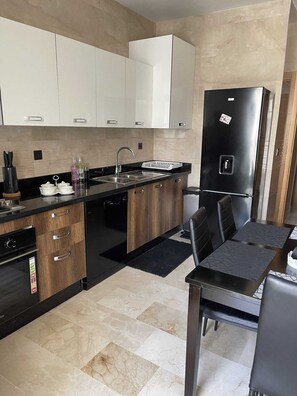 Réfrigérateur, four, plaque de cuisson, lave-vaisselle