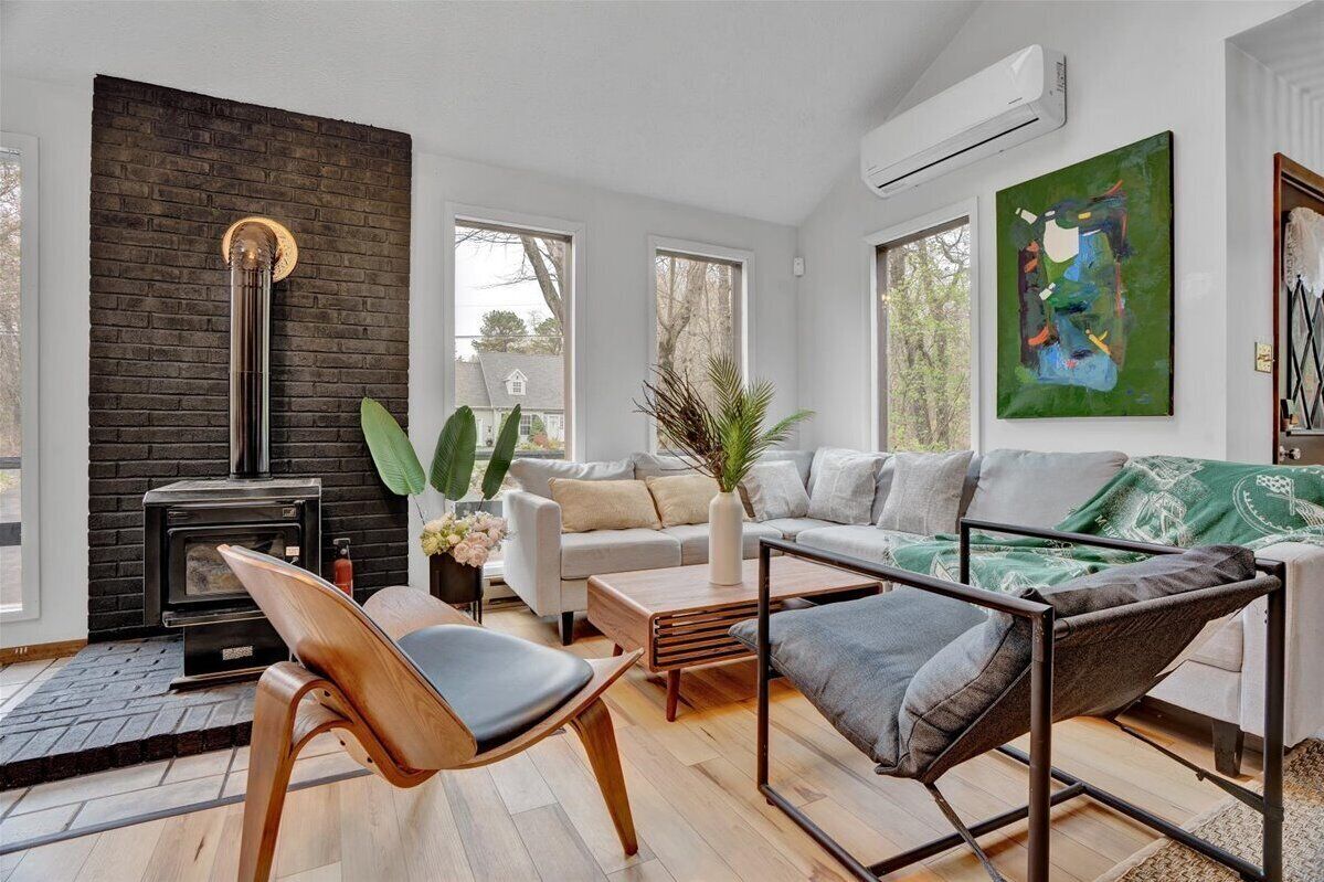 Brand New Artsy house with pool table and hot tub