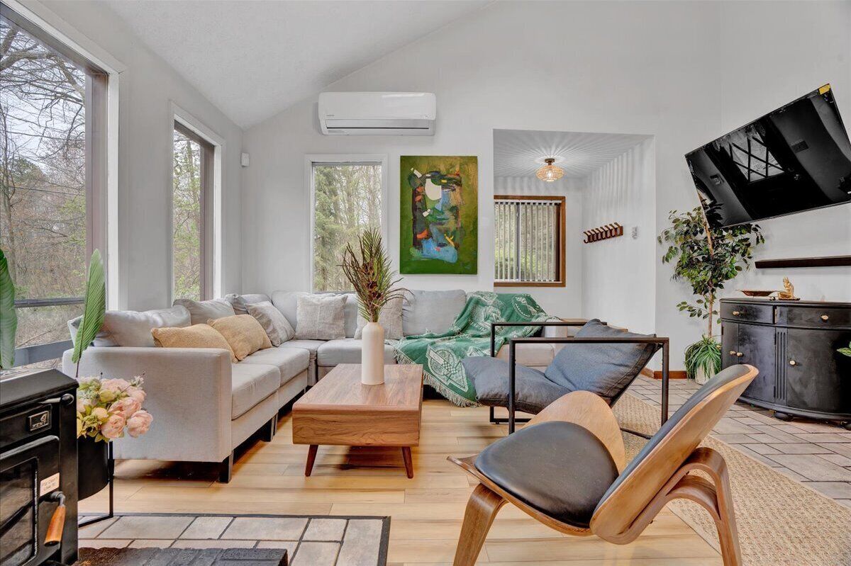 Brand New Artsy house with pool table and hot tub