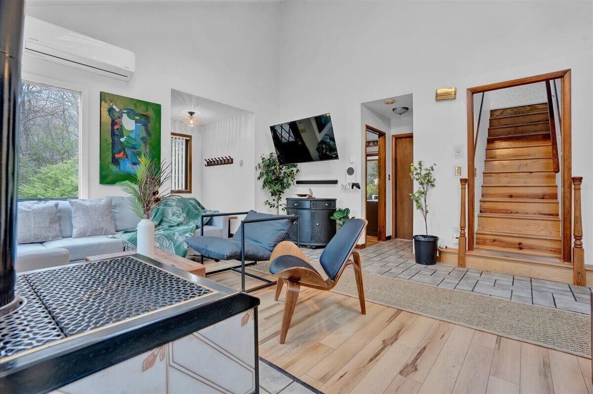 Brand New Artsy house with pool table and hot tub