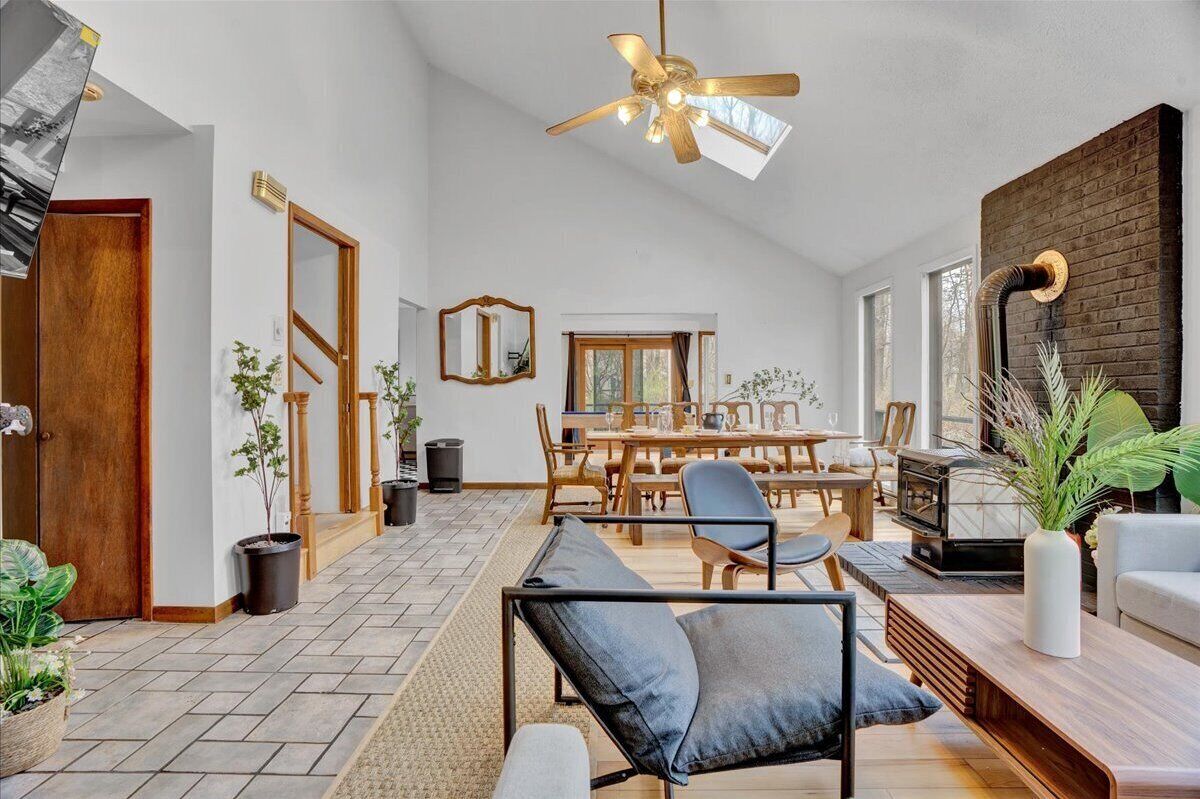 Brand New Artsy house with pool table and hot tub