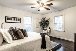 4 bedrooms, iron/ironing board, free WiFi, bed sheets - Broad Ripple Bungalow (Indianapolis)