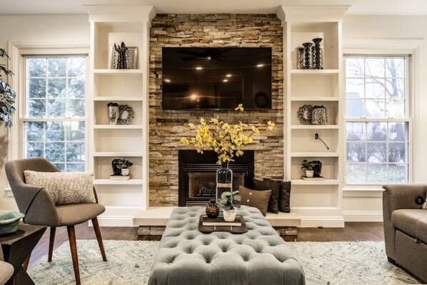 Smart TV, fireplace, foosball, books - Broad Ripple Bungalow (Indianapolis)