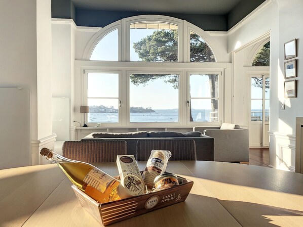 Living area - NEW Le Castel, sea view apartment 100m from the beach (Dinard)