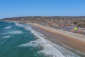 Sun-loungers, beach towels - Boardwalk Ocean Waves Surfers - Mission Beach & PB (San Diego)
