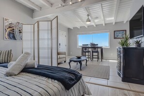 1 bedroom, iron/ironing board, travel cot, free WiFi - Boardwalk Ocean Waves Surfers - Mission Beach & PB (San Diego)